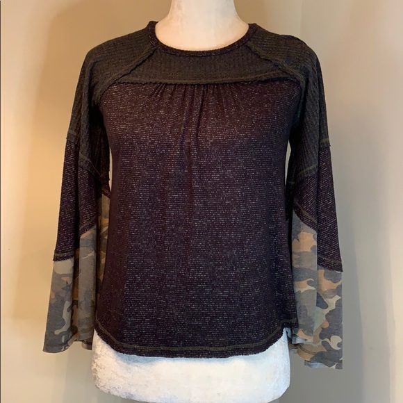 Flowy Silhouette Bell Sleeve Top Small - Picture 5 of 14